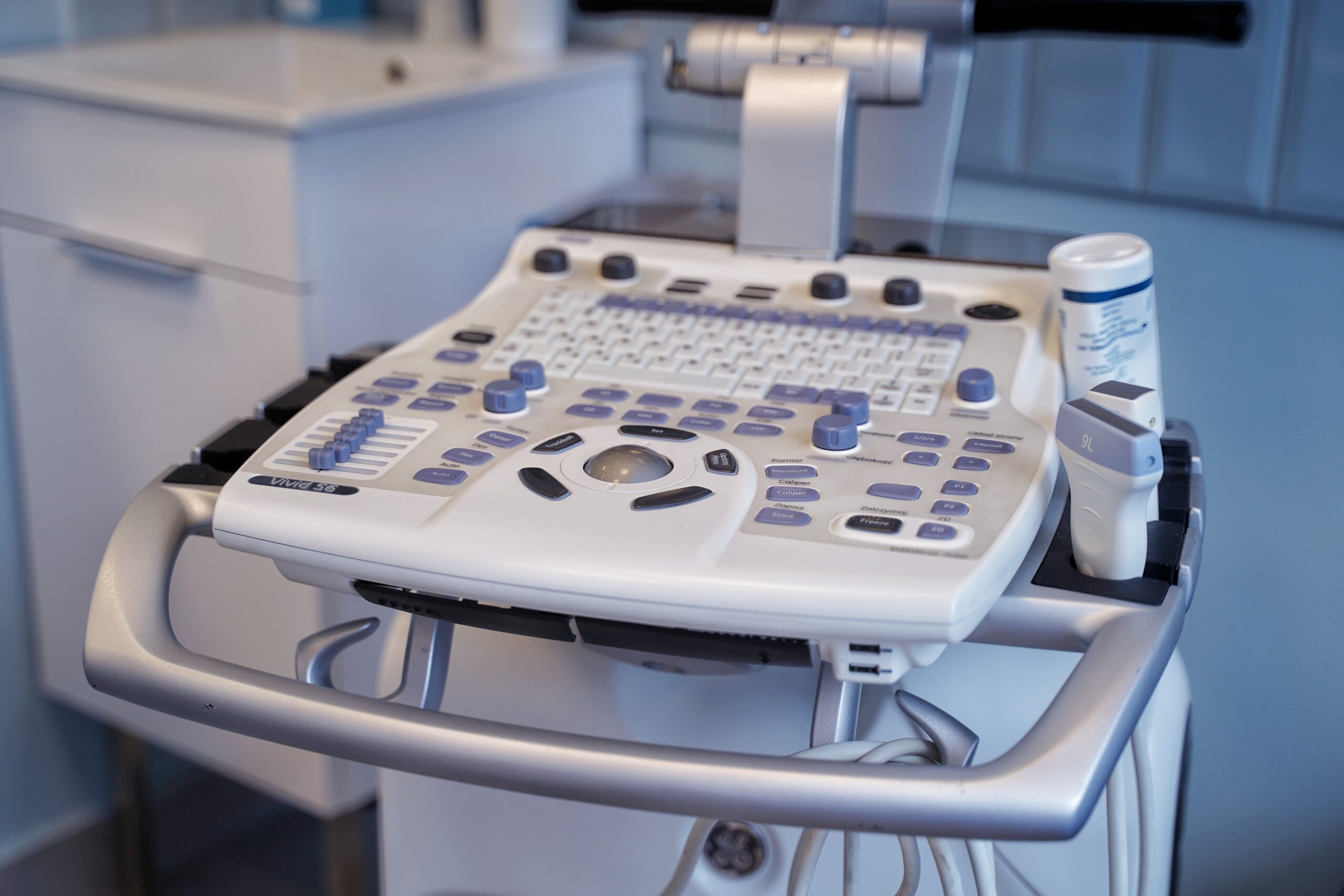Profesjonalny aparat USG GE Vivid z głowicą — wyposażenie pracowni diagnostycznej